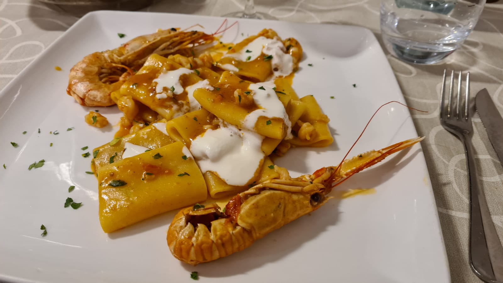 Paccheri con scampi e stracciatella