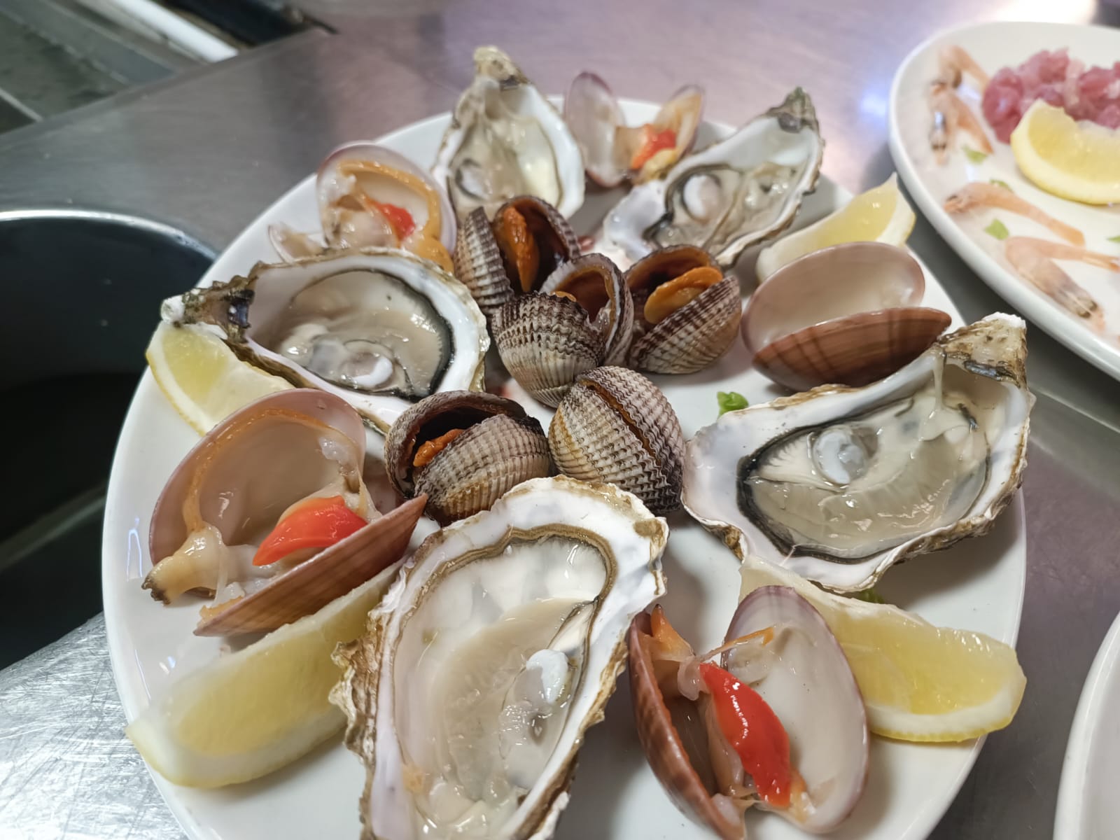 Plateau di ostriche e frutti di mare crudi