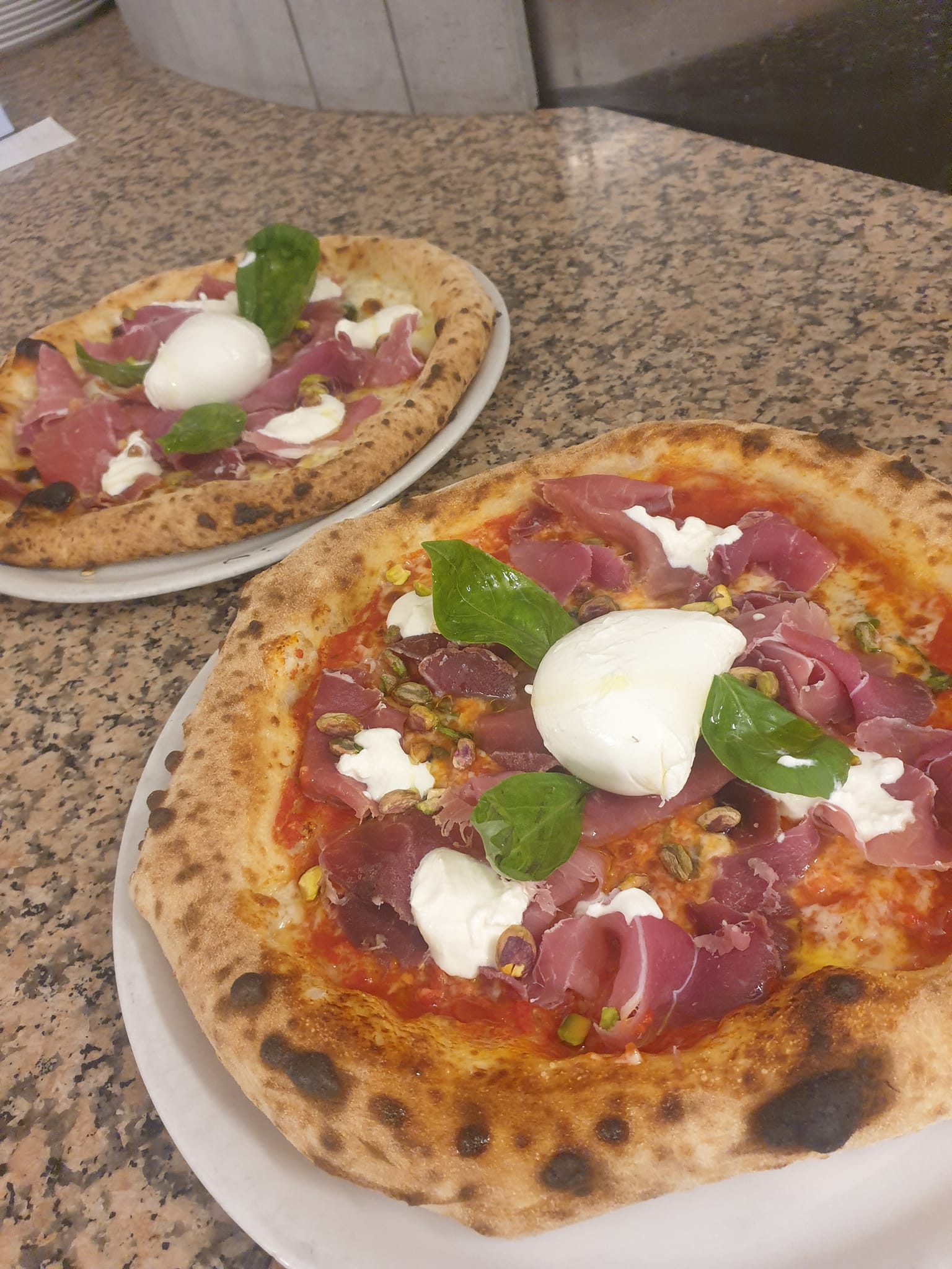 Pizze con prosciutto crudo e burrata