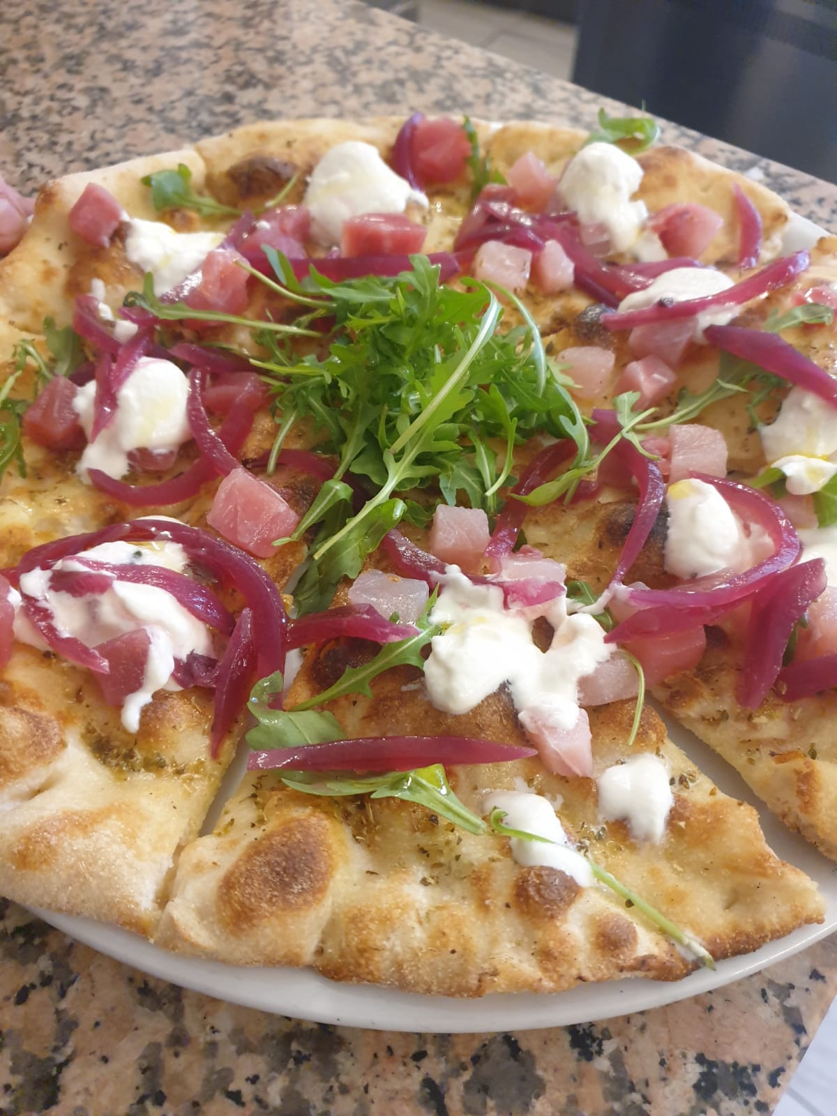 Pizza con cipolla rossa, rucola e stracciatella