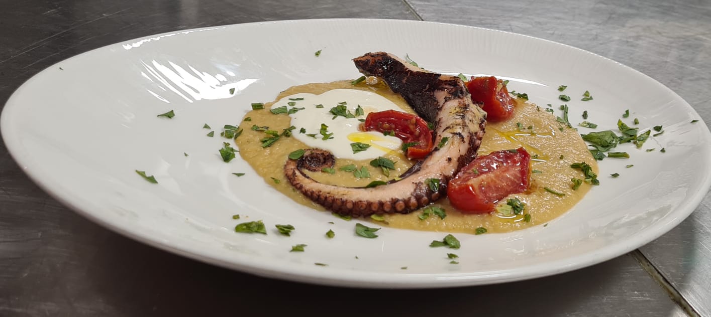 Polpo su crema di patate con pomodorini