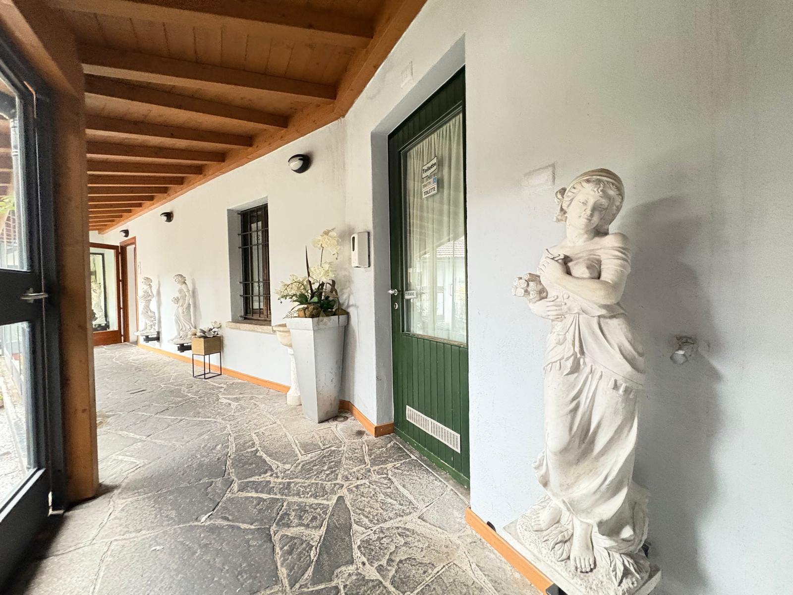 Portico d'ingresso del ristorante con statua decorativa