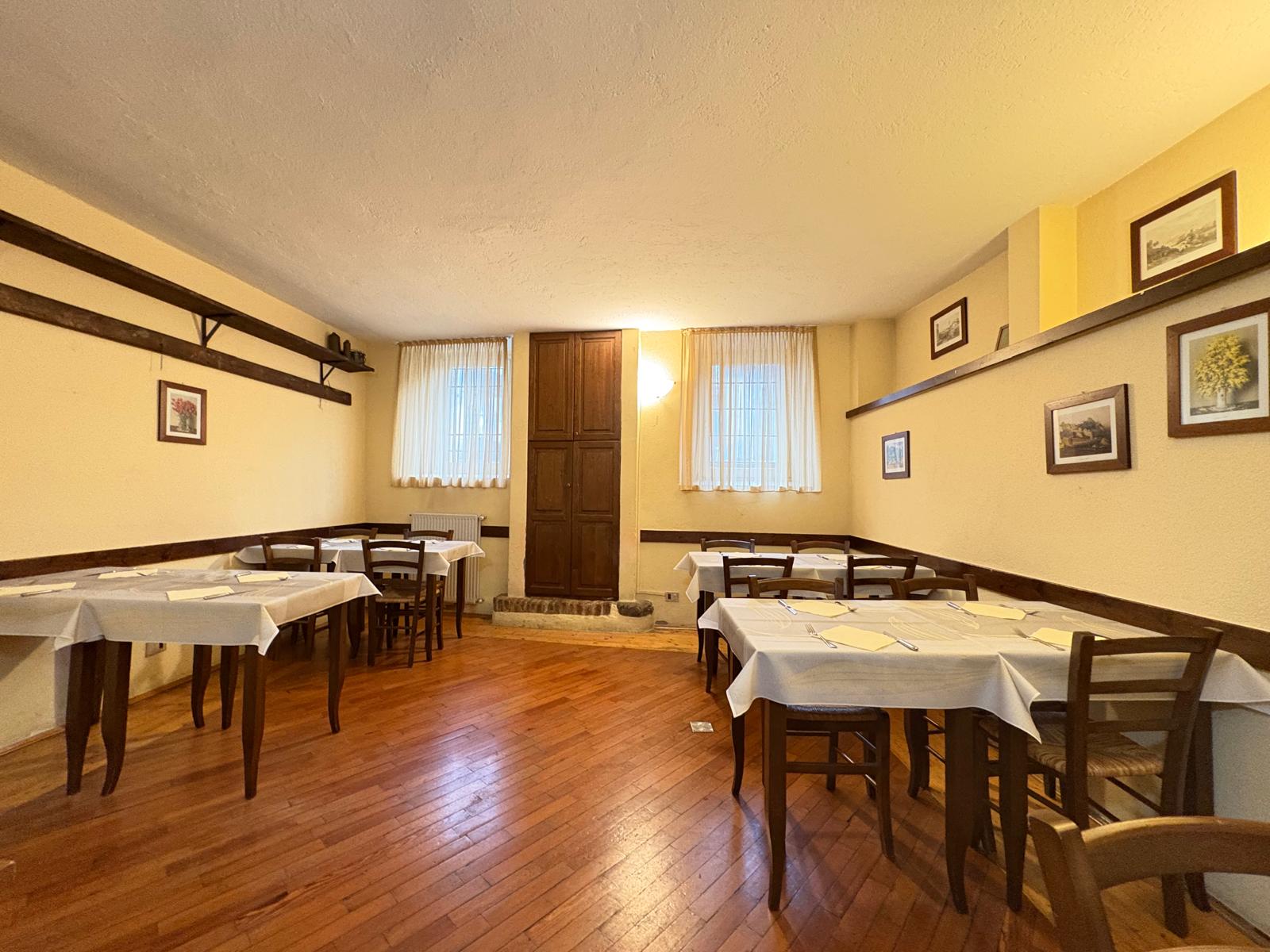 Sala del ristorante con pavimentazione in parquet
