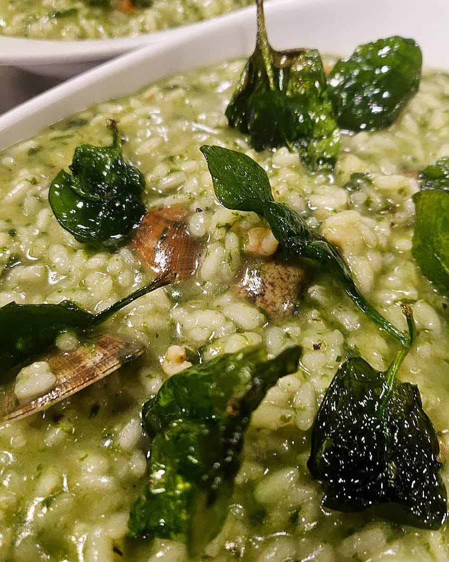 Risotto verde con vongole e foglie croccanti