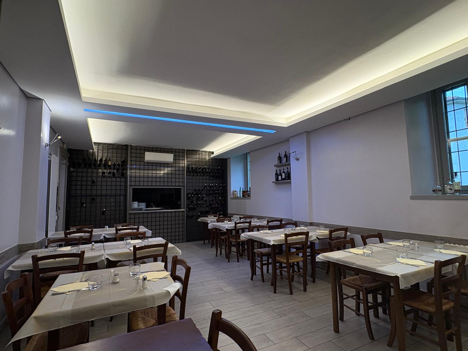 Sala interna moderna del ristorante Sapori d'Amare