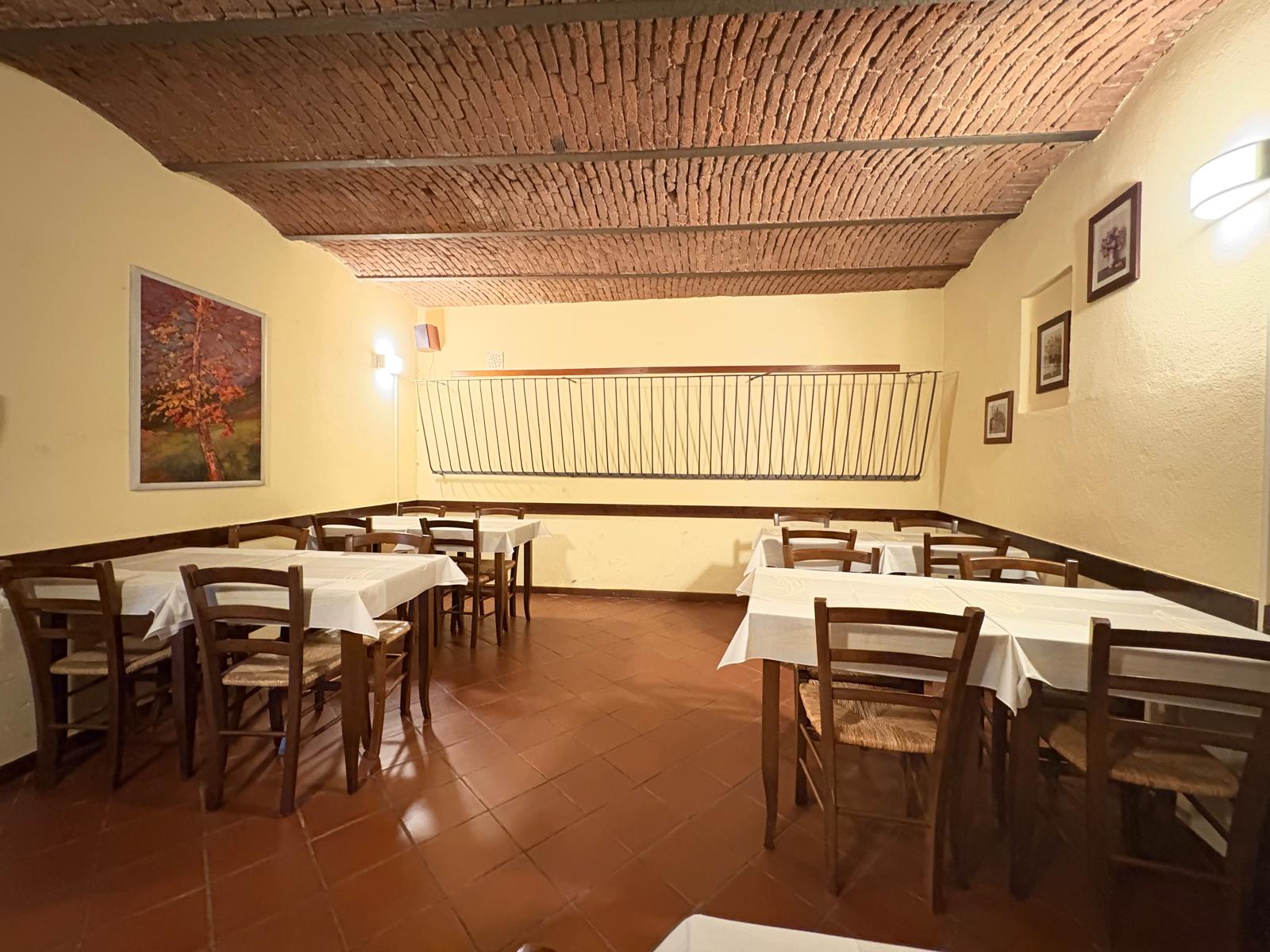 Saletta del ristorante con soffitto in legno e travi a vista