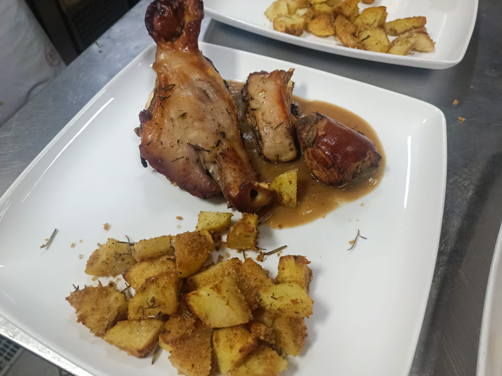 Stinco di maiale arrosto con patate al forno