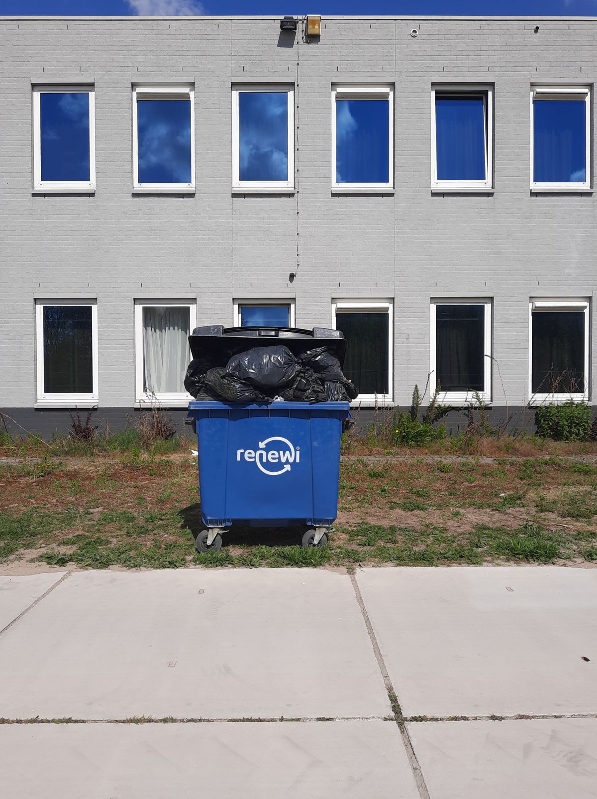 Overflowing trash bin before cleaning