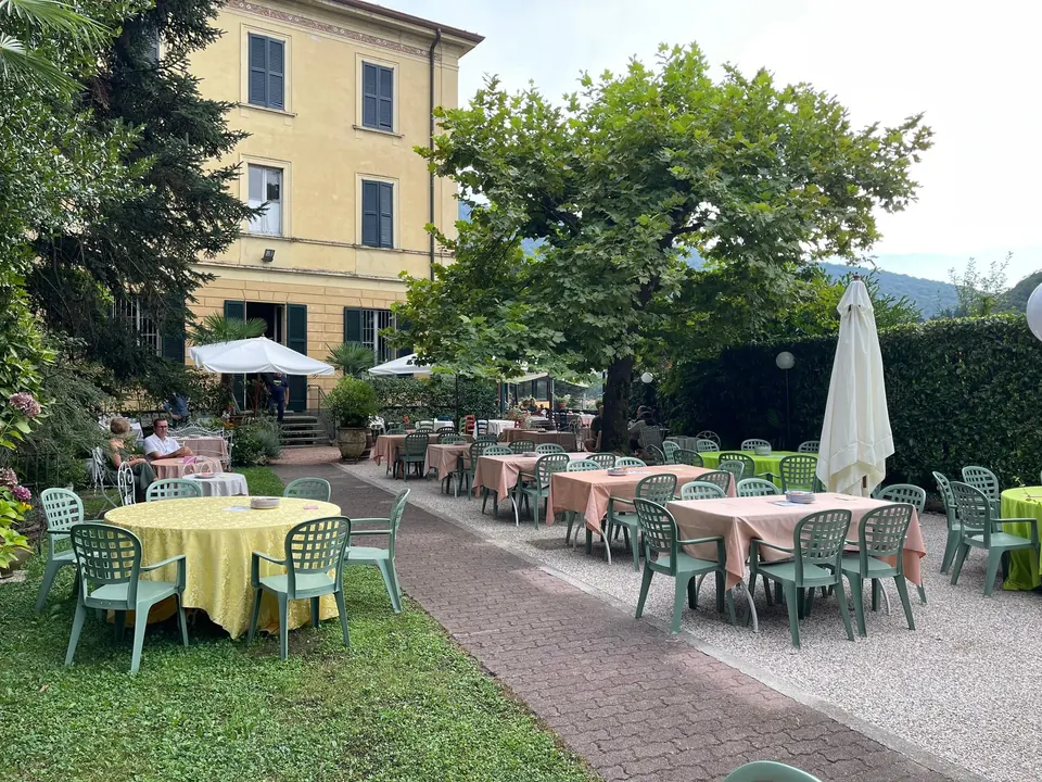 Albergo Valganna Tre Risotti vista facciata esterna immersa nel verde