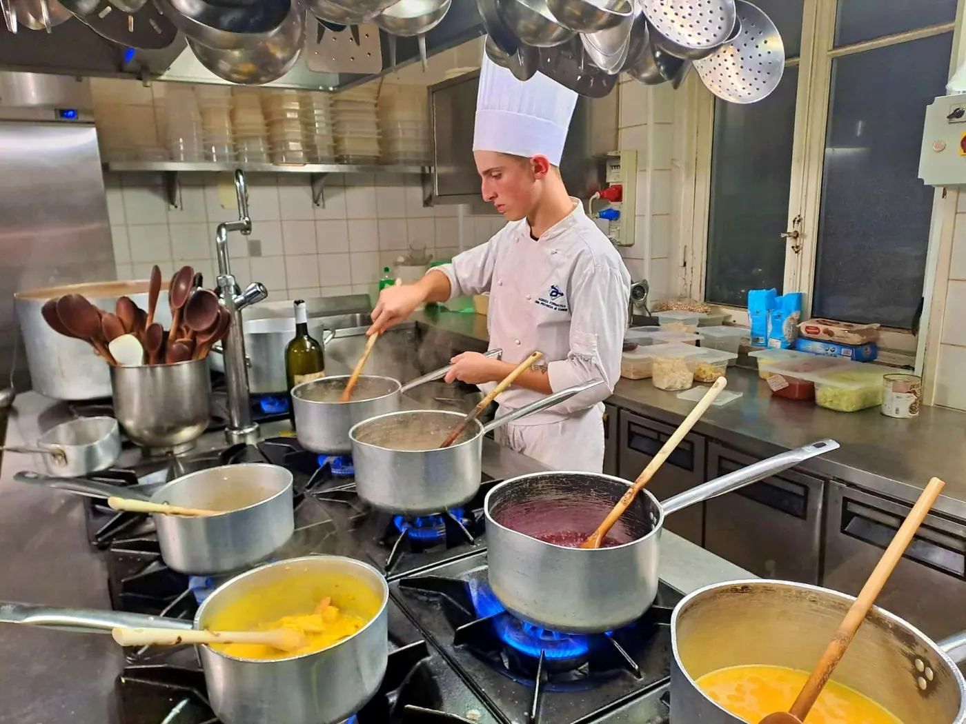 Preparazione dei risotti espressi sui fornelli del Ristorante Tre Risotti