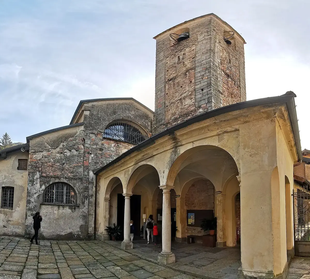 Facciata, portico d'ingresso e campanile della Badia di San Gemolo a Ganna.
