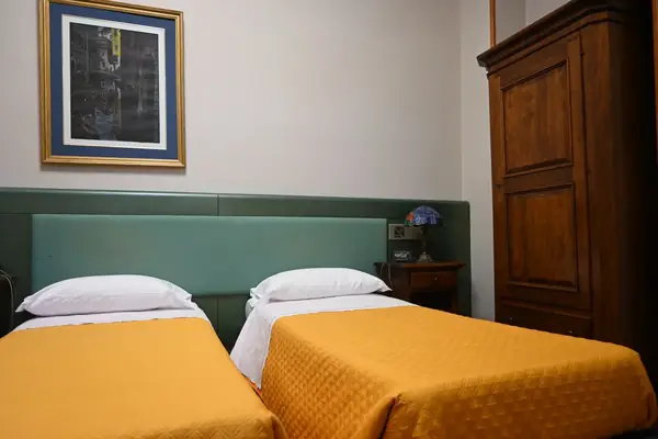 Dettaglio e arredi della camera dell'Albergo Valganna