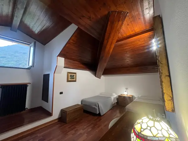 Camera doppia con letti singoli nell'albergo in Valganna Tre Risotti