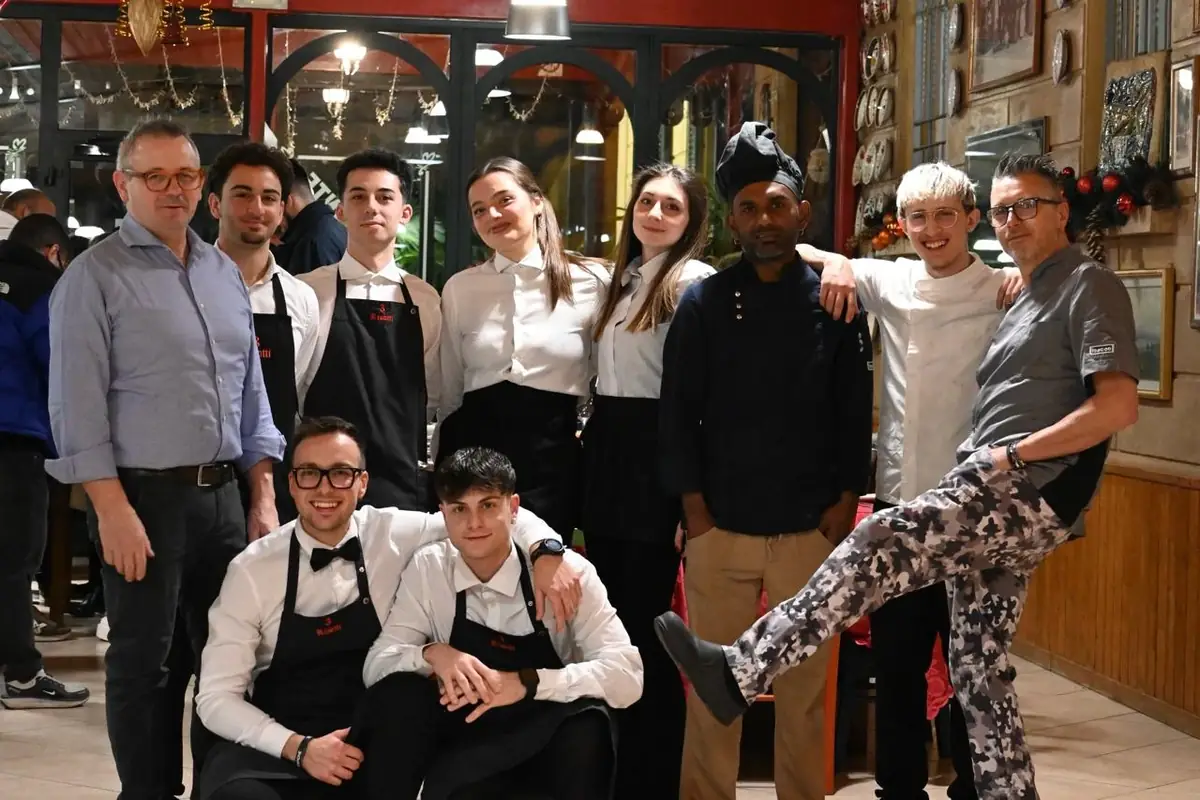 Il team di Tre Risotti durante il servizio