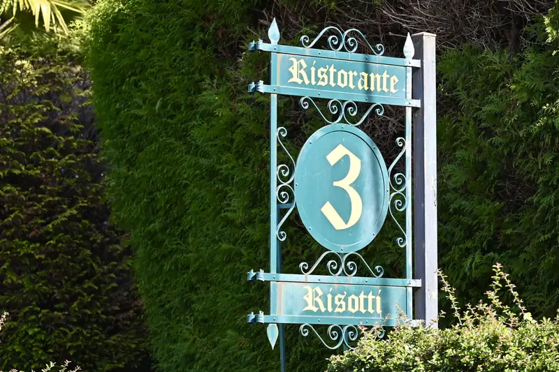 Insegna del Ristorante Albergo Tre Risotti a Ganna, in Valganna