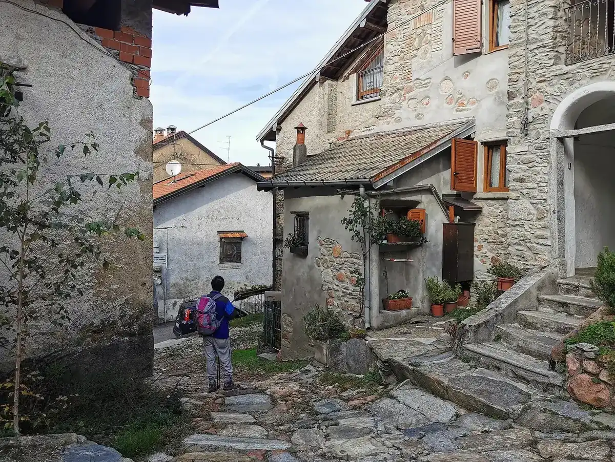 Vicolo lastricato e case in pietra nella località Curt di Boarezzo, Valganna.