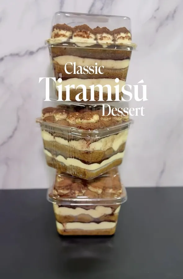 Three stacked Casita Dulce classic tiramisú cups