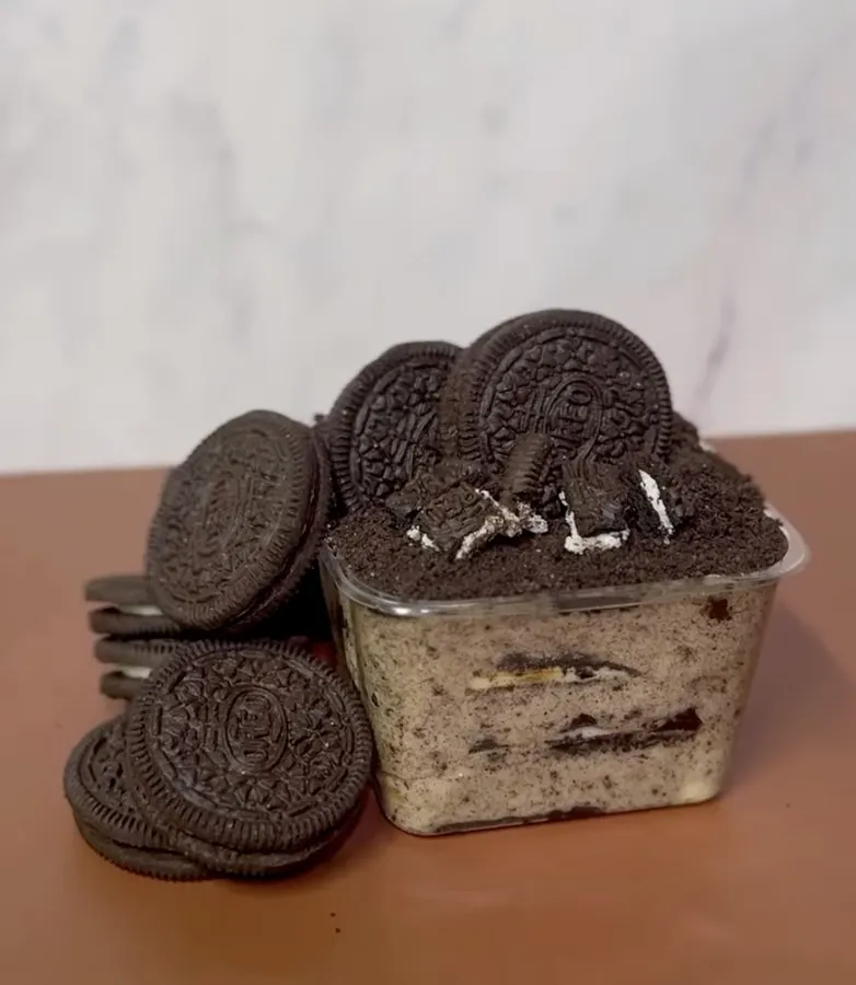Choco Oreo cup surrounded by Oreo cookies