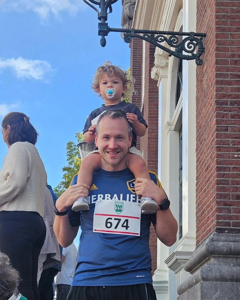 Jeffrey bij een hardloopwedstrijd met zijn zoon op zijn schouders