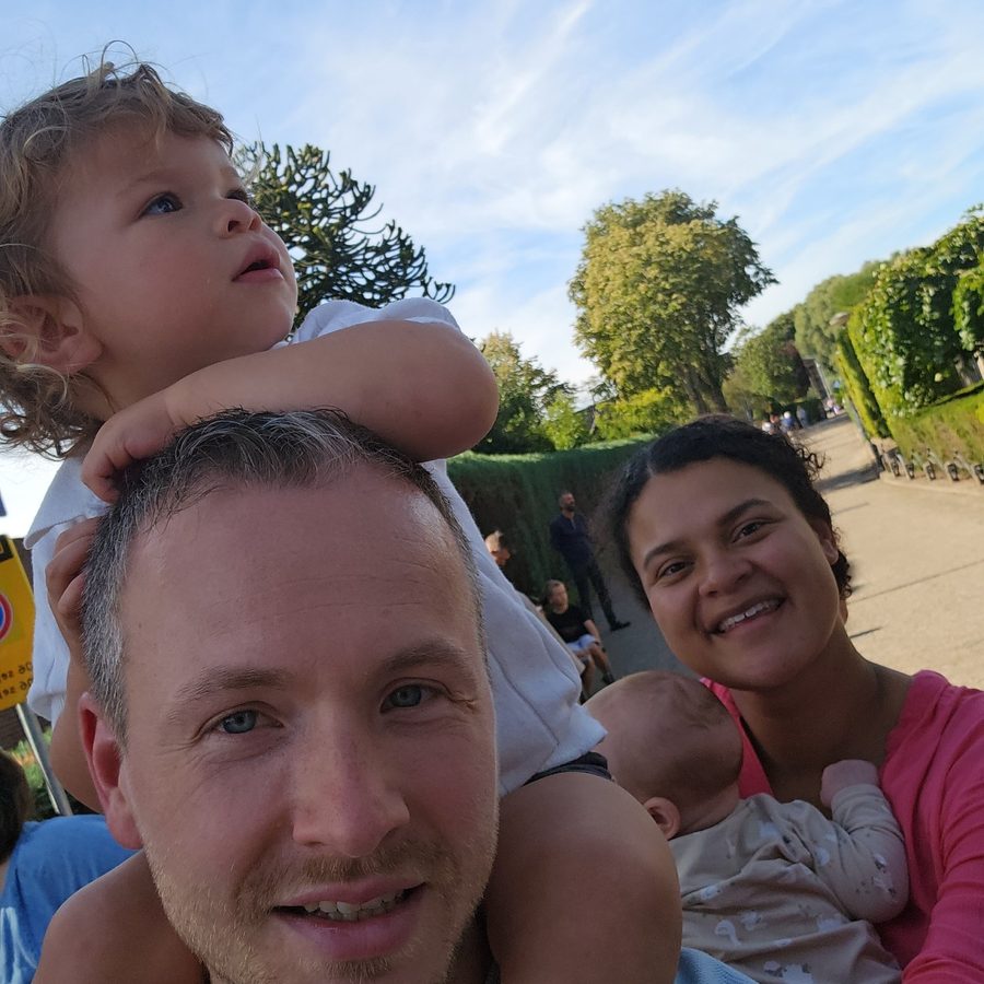 Jeffrey met zijn oudste zoon op de schouders, Roxanne met de baby