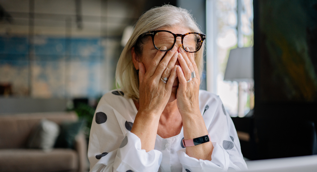 Vrouw in overgang met migraine Vrouw in overgang met migraine
