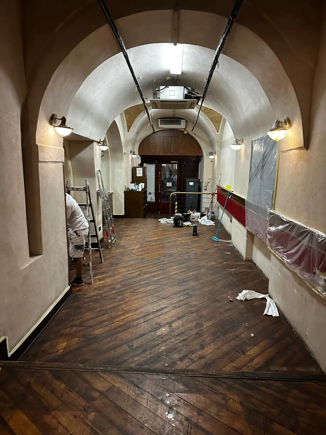Restaurace – chodba zakrytá fólií