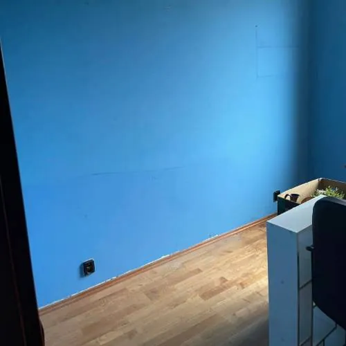 Pokoj se sytou modrou stěnou