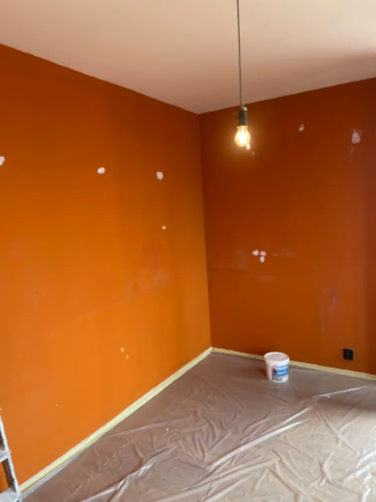 Malování pokoje oranžovou barvou