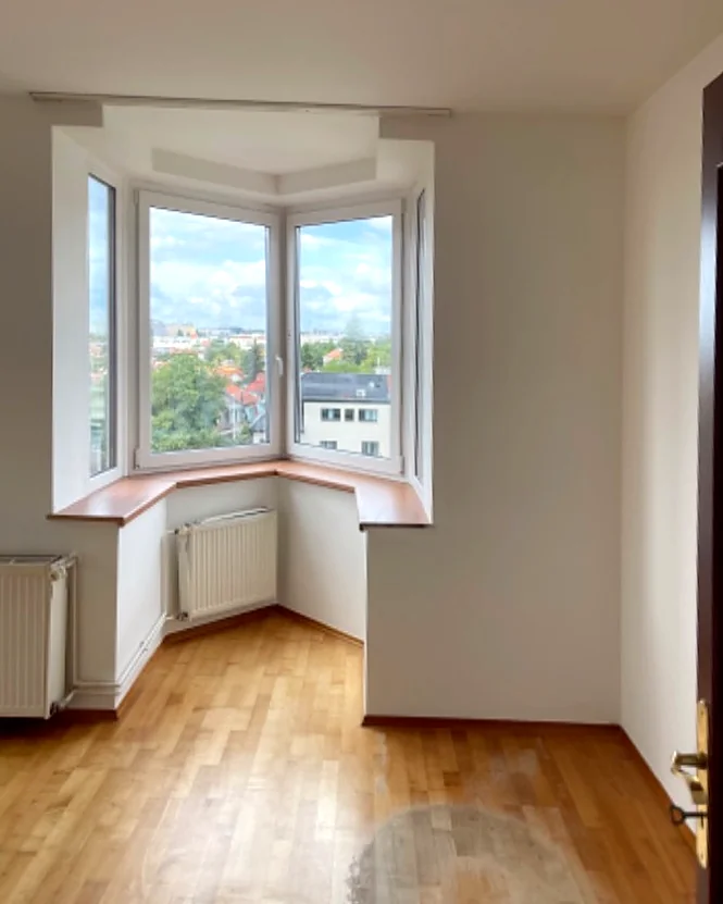 Pokoj s arkýřem: z oranžové do bílé – po