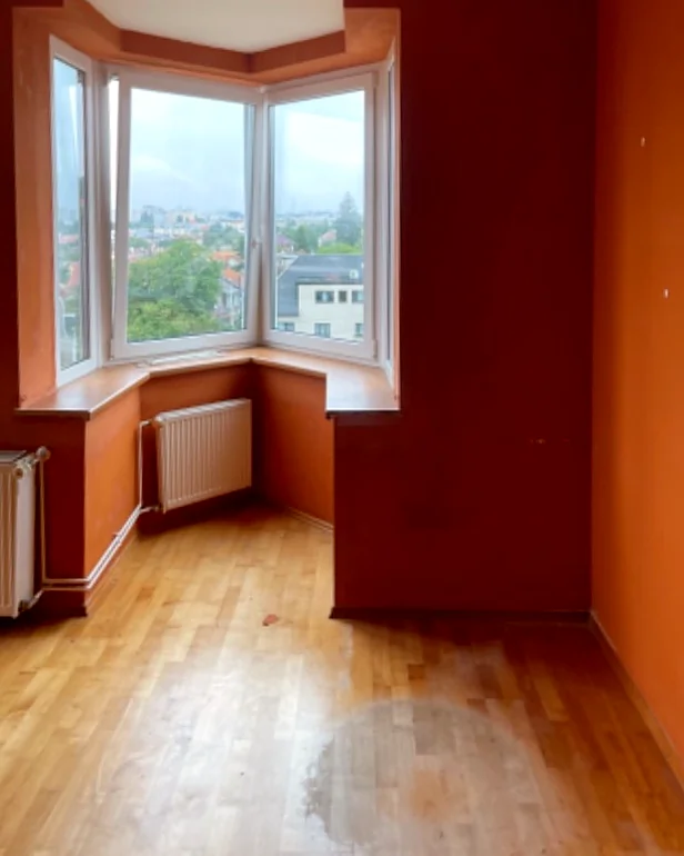 Pokoj s arkýřem: z oranžové do bílé – před