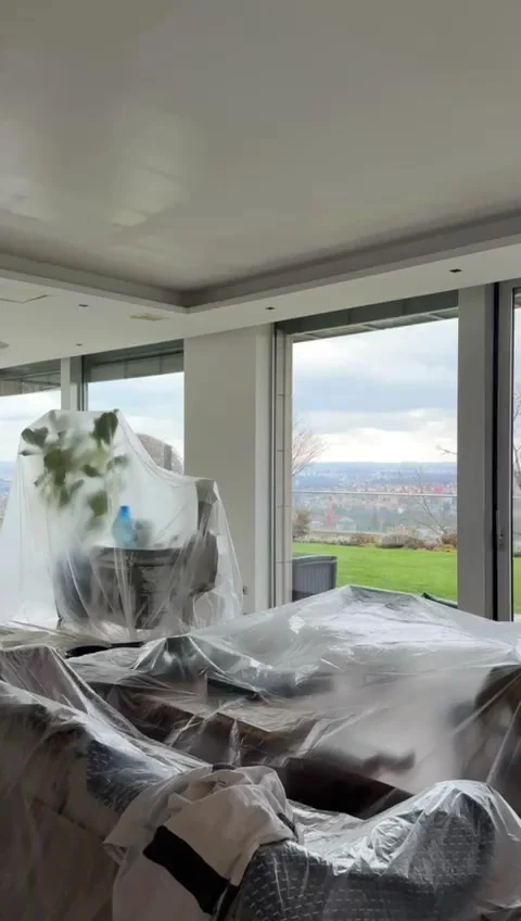 Obývací pokoj vily, nábytek celý pod fólií