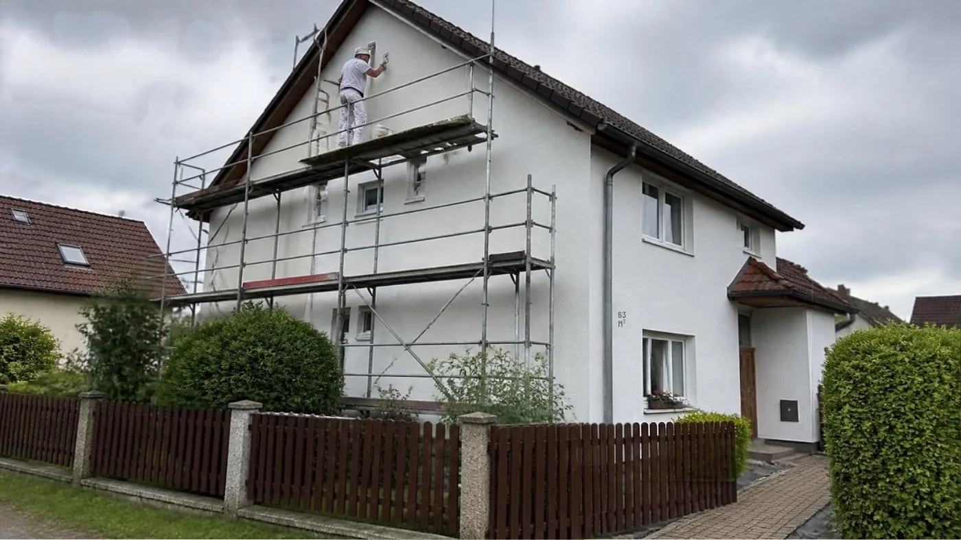 Malování fasády rodinného domu v okolí Prahy