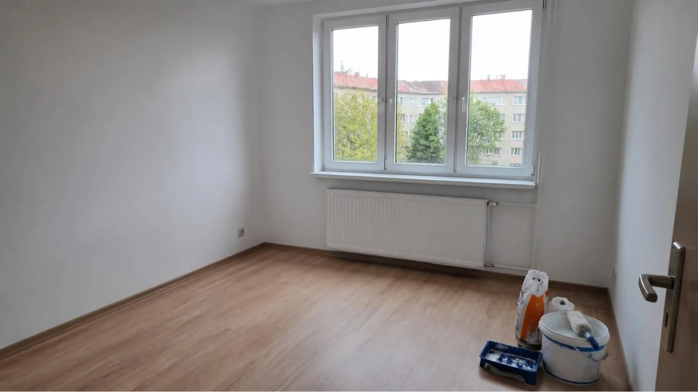 Hladké stěny chodby připravené na malování