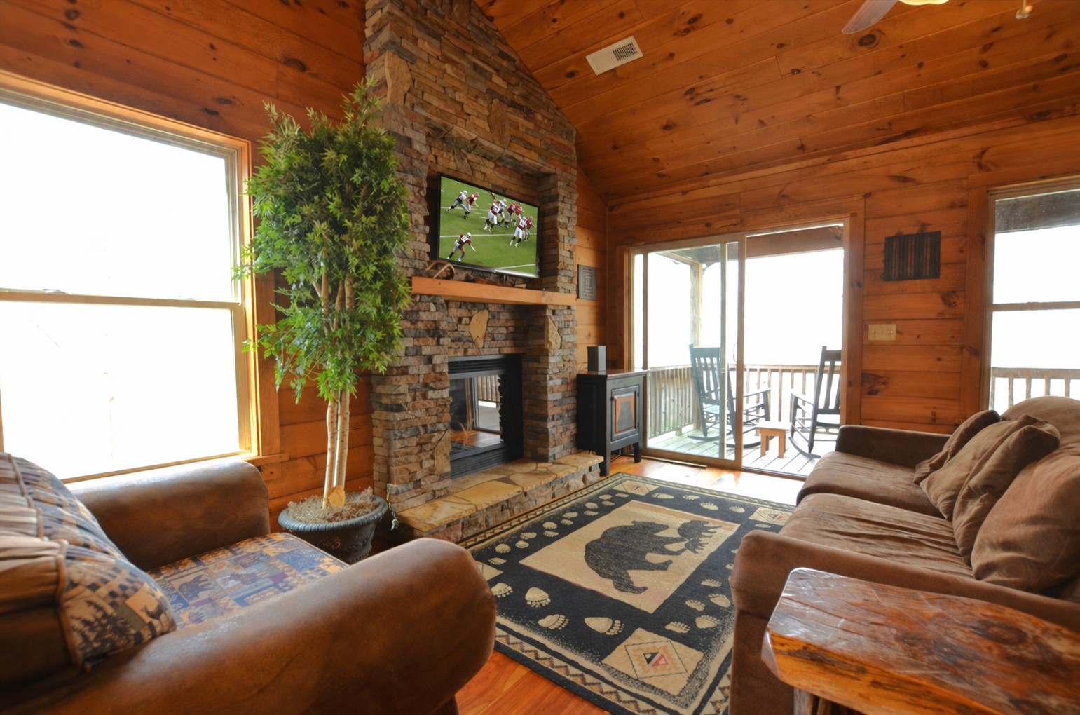 Sassafras Breeze two-bedroom mountain cabin rental in Topton, NC
