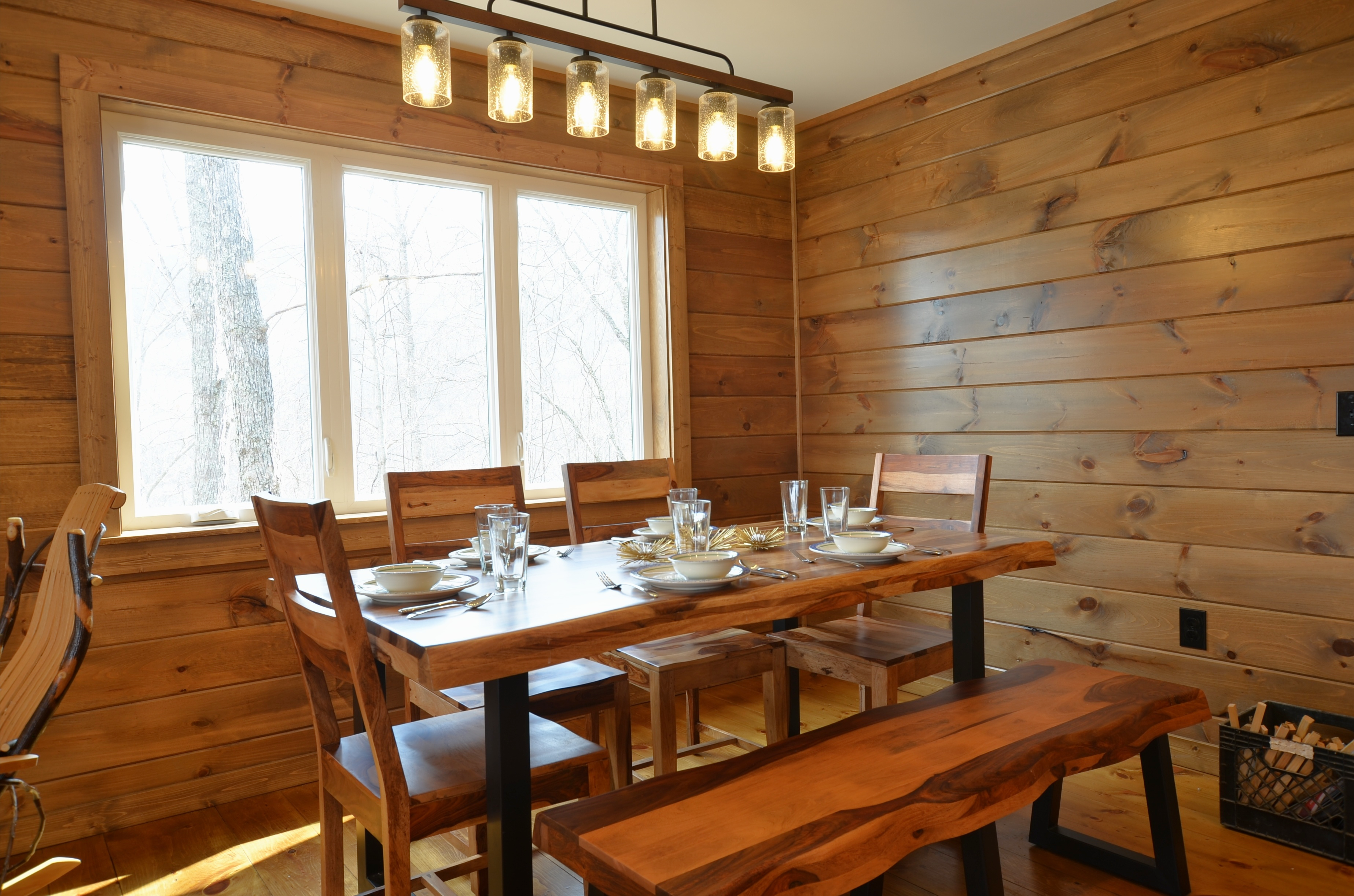 Spacious dining area at Sky Breeze vacation cabin in Topton, NC