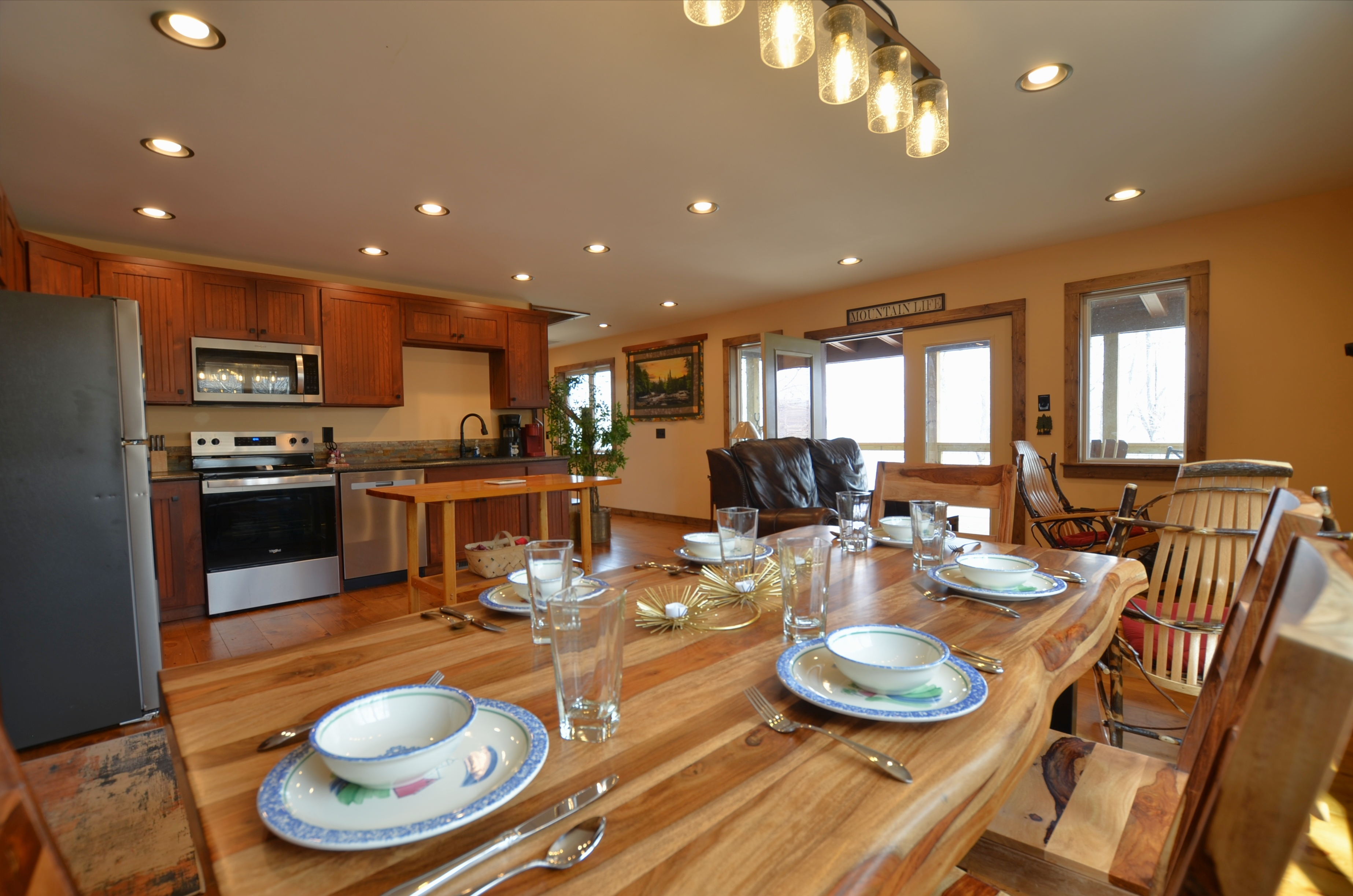 Sky Breeze three-bedroom mountain cabin with scenic ridge views in Topton, NC