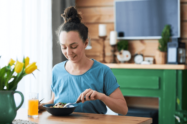 Person with MS eating a simple, balanced meal at their kitchen table