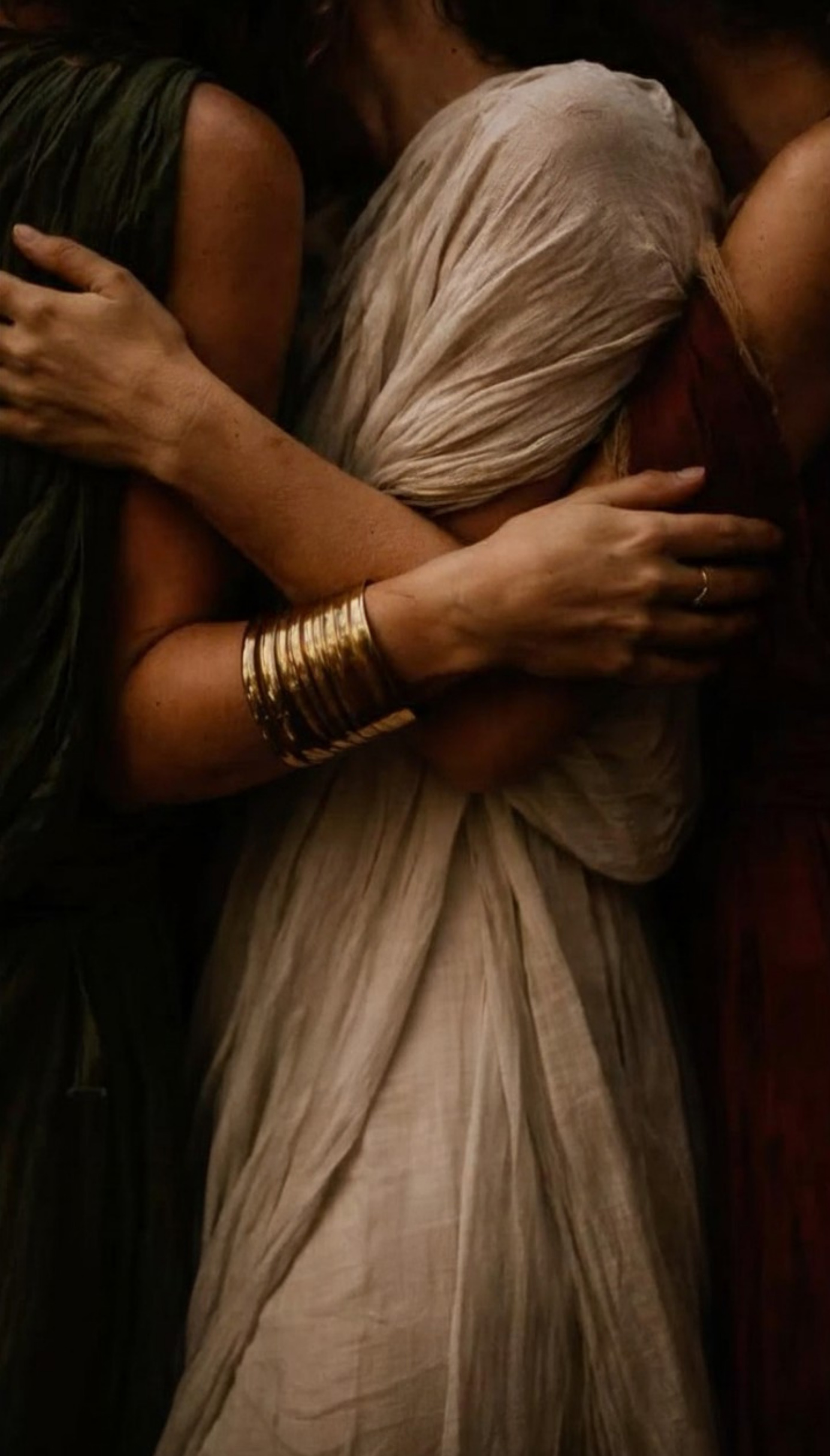 Dos personas en un abrazo ritual de acompañamiento