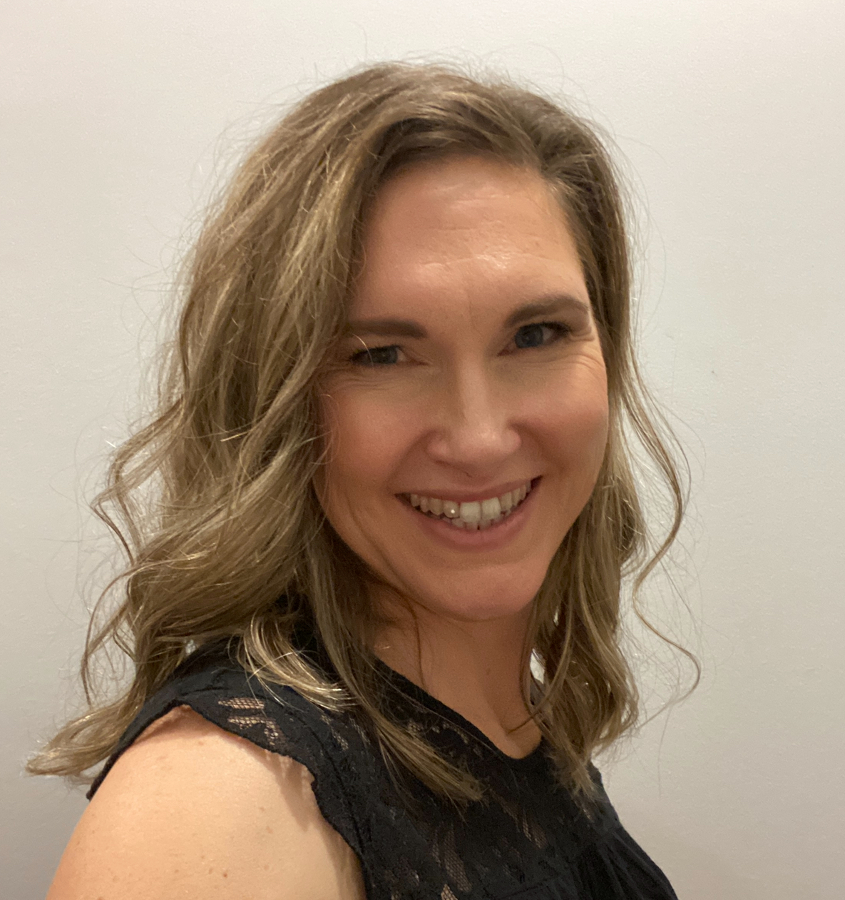 Linda Bartholme, leadership and burnout transformation coach, smiling professionally.
