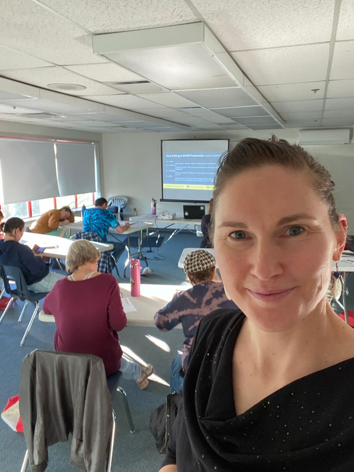 Linda Bartholme leading an interactive corporate workshop on mental fitness and burnout prevention for an engaged audience.