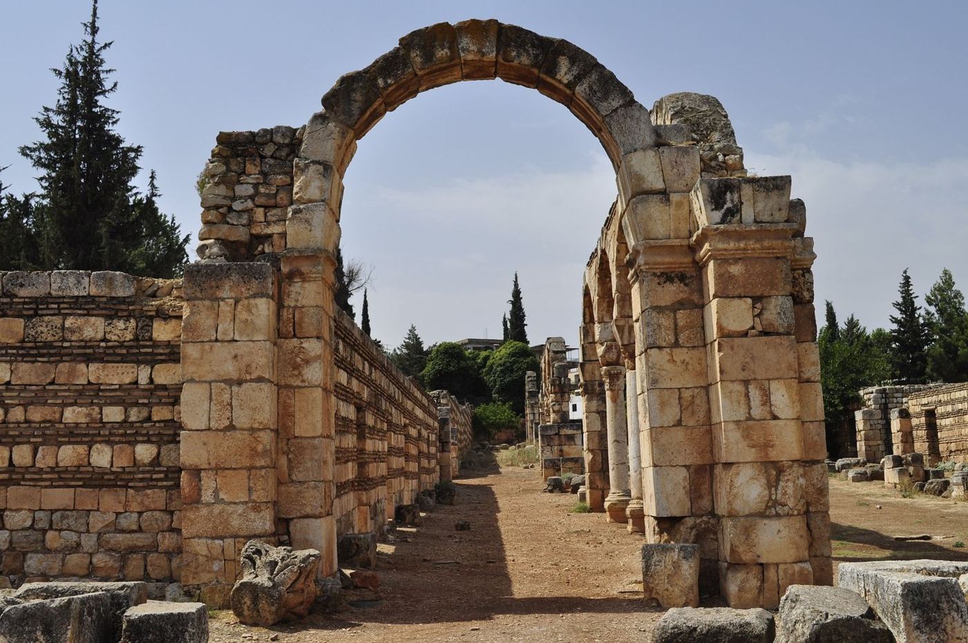 Arco de piedra entre cedros en el Líbano