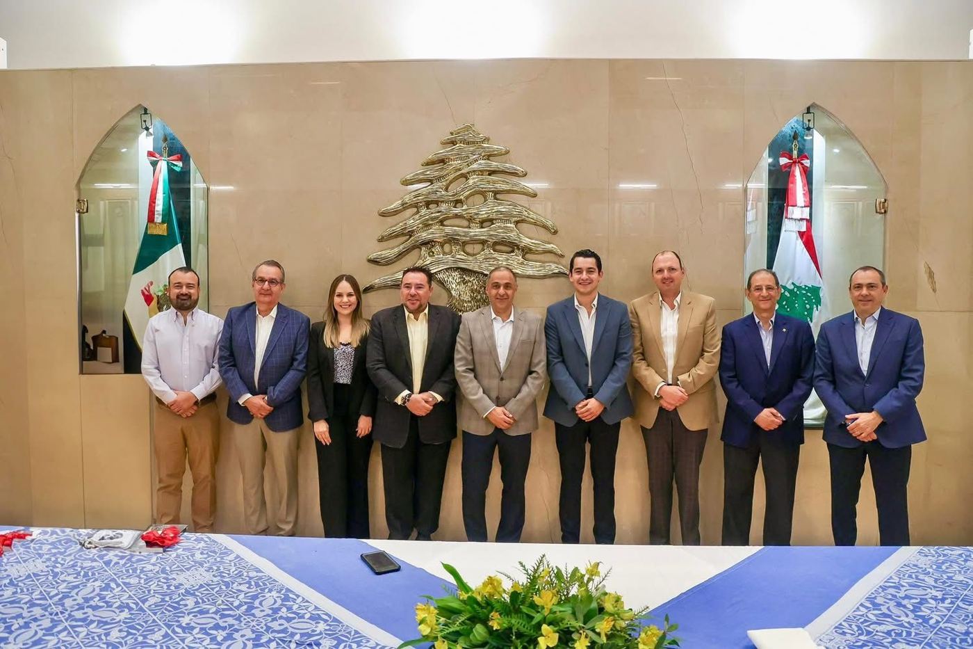 Reunión de la comunidad libanesa con banderas de México y el Líbano