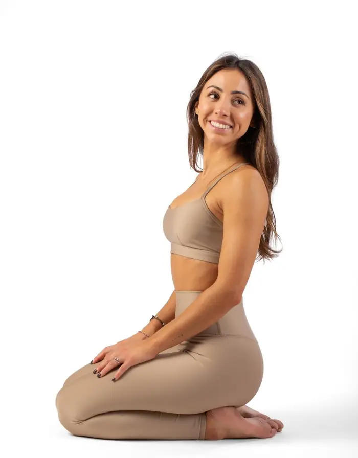 Ánxela sonriendo en el estudio