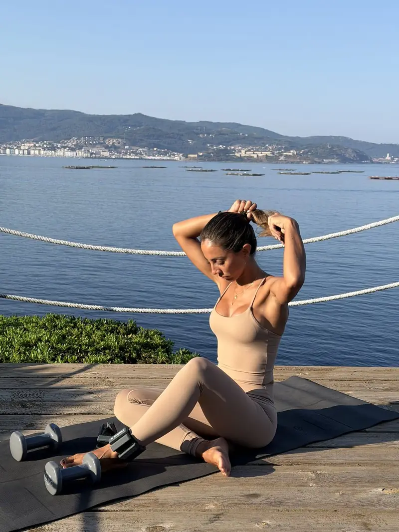 Ánxela en una sesión de entrenamiento junto al mar