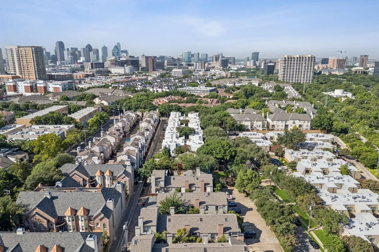 Condo living in Uptown Dallas is a popular choice for young professionals and first-time buyers who want style, convenience, and location. This modern condo interior features an open layout, natural light, and a comfortable living space—perfect for entertaining, working from home, or enjoying city life with less maintenance.