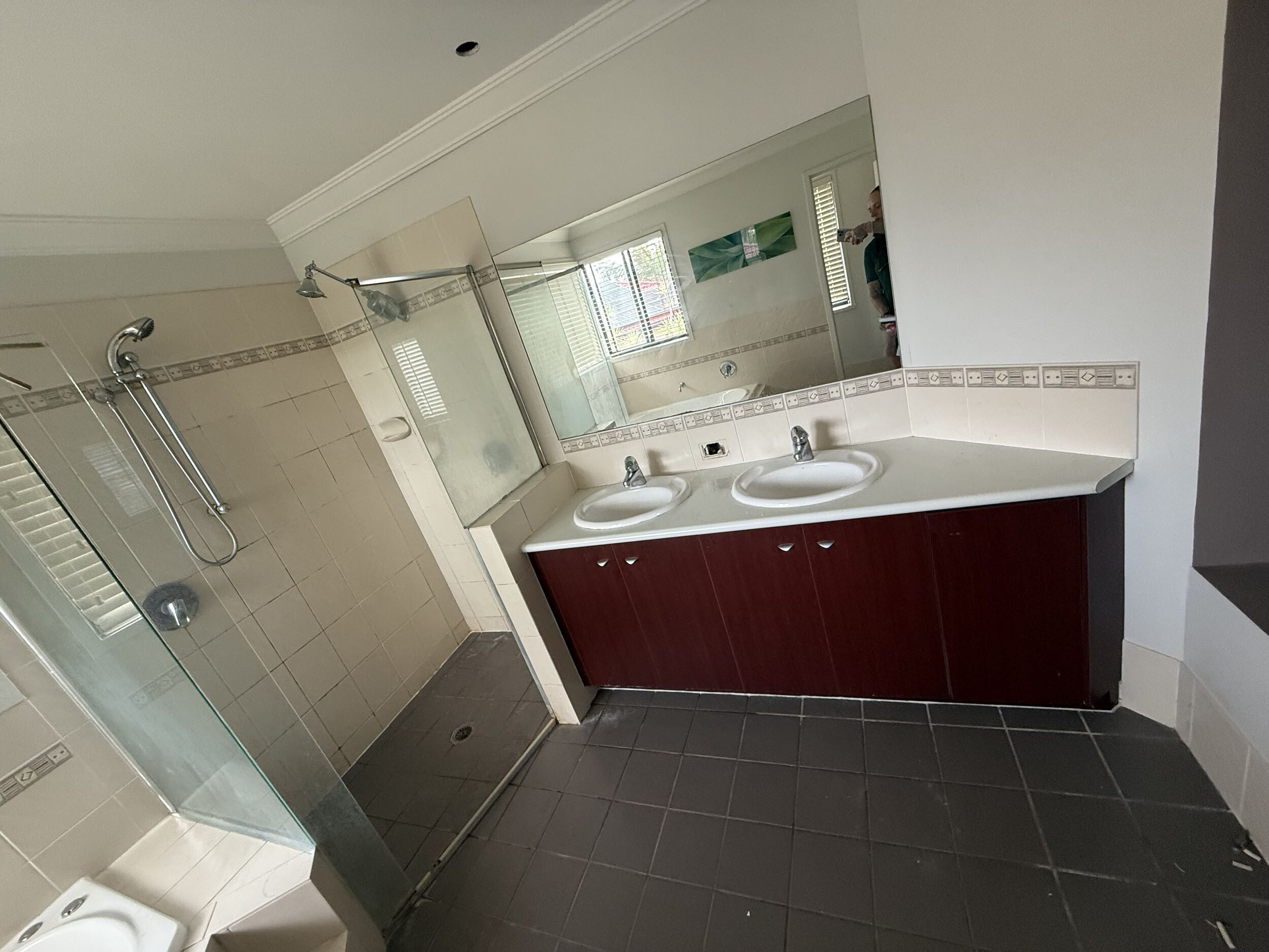 Bathroom before renovation 3