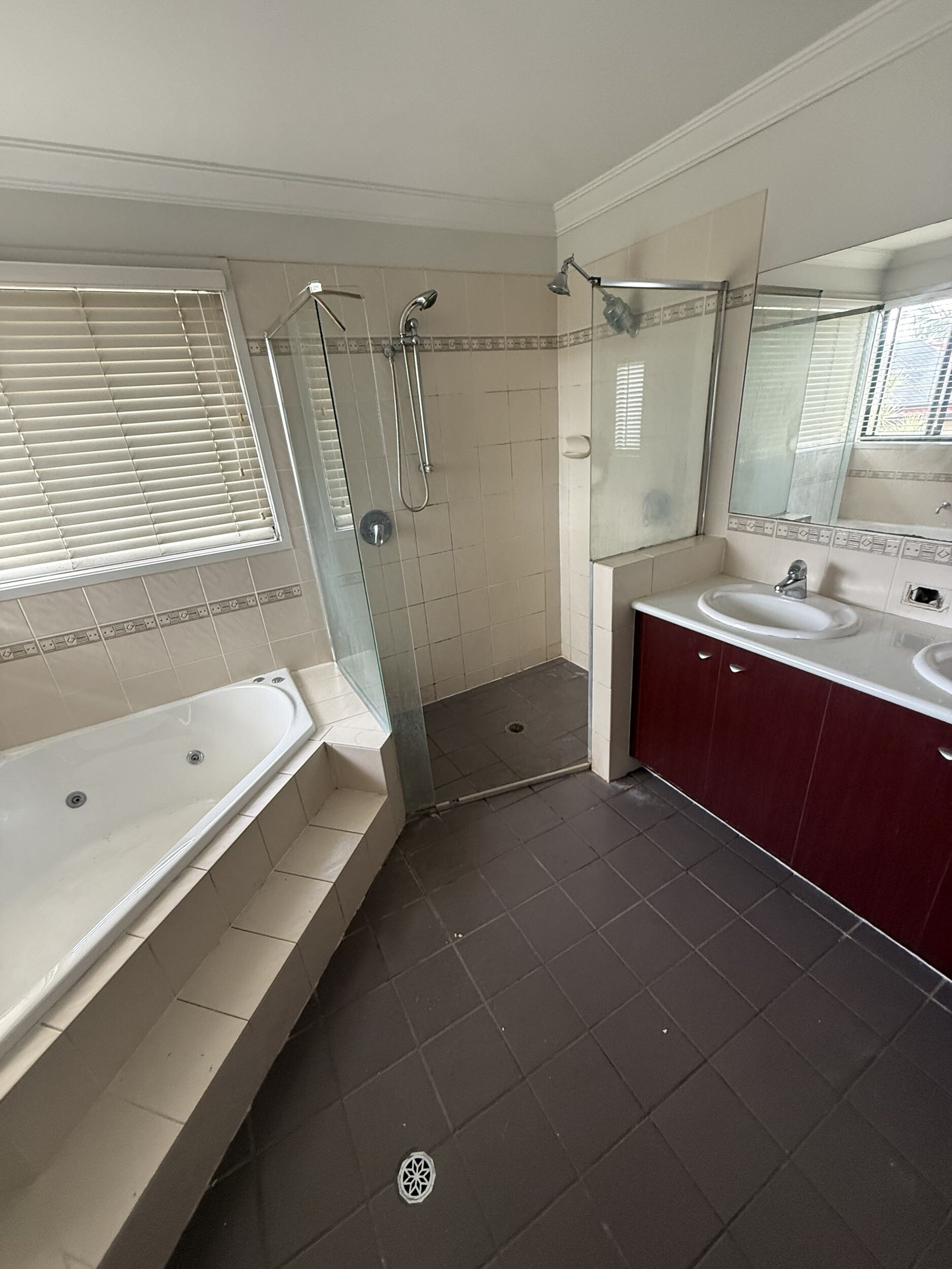 Bathroom before renovation 1