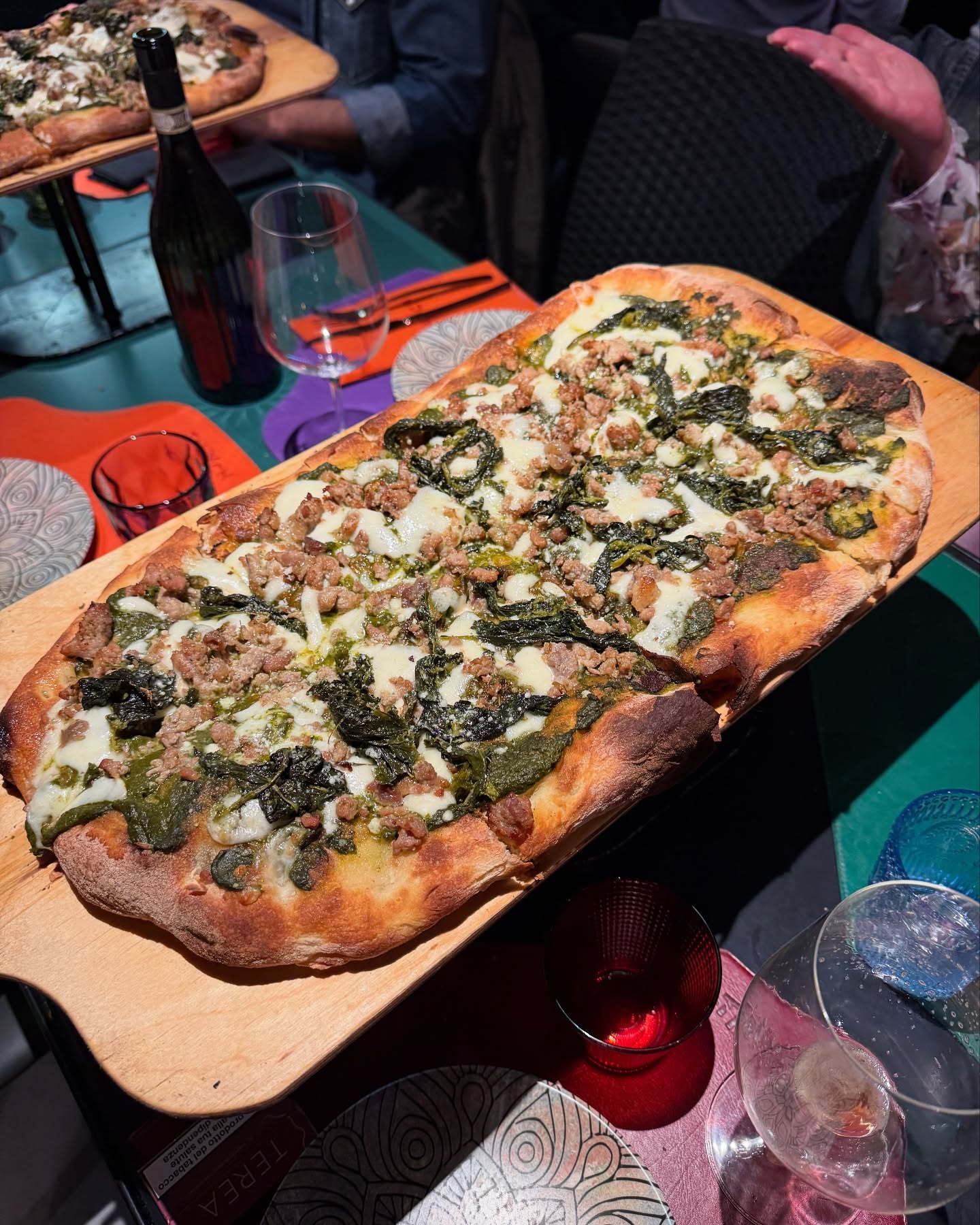 Pizza in pala al centro del tavolo