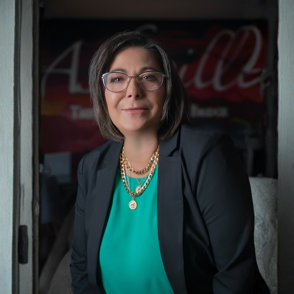 SH-EO signature branding portrait