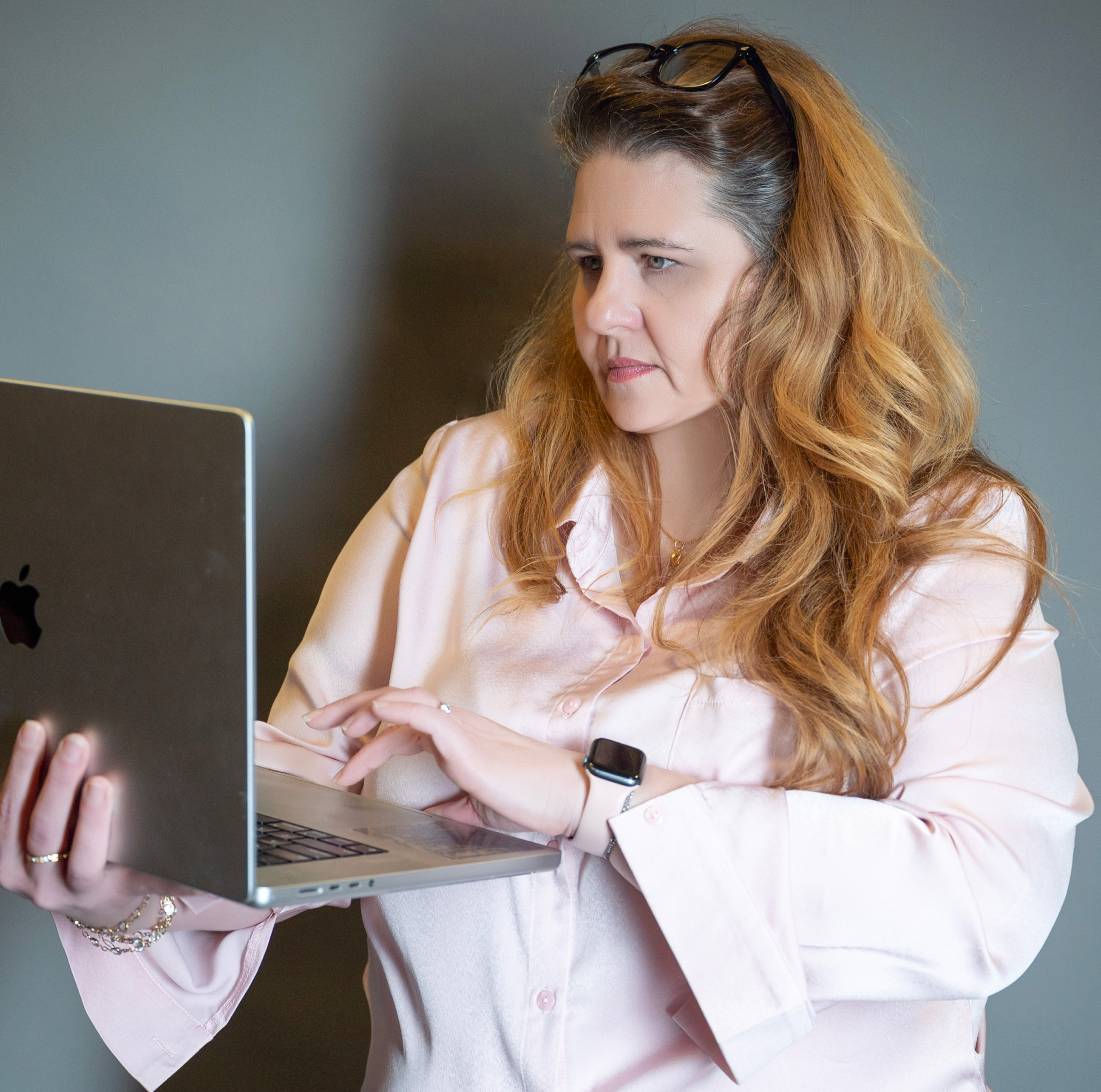Amanda Marquis SH-EO portrait, confident female founder, bold directed editorial pose
